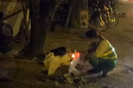 Tiểu chứa thi thể bé trai vứt ở bãi rác