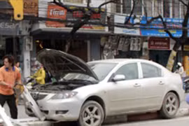 Mazda 3 cưỡi dải phân cách