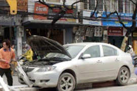 Mazda 3 cưỡi dải phân cách