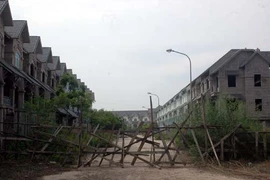 Xót xa biệt thự siêu sang biến thành “ao tù” giữa HN