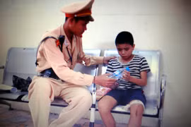 Cứu cháu bé đói lả nằm bất động bên đường