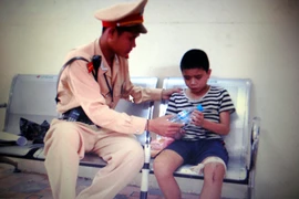 Cứu cháu bé đói lả nằm bất động bên đường