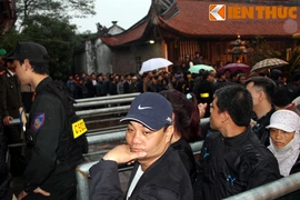 Nghìn người đội mưa từ 1h sáng chờ phát ấn đền Trần