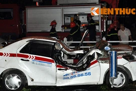 Mưa giông đường ngập, cây đổ đè chết người ở Hà Nội