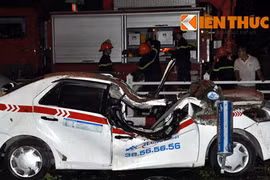 Mưa giông đường ngập, cây đổ đè chết người ở Hà Nội