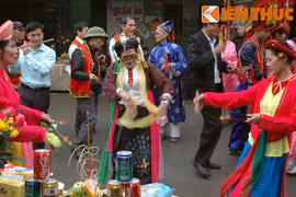 Cụ ông nhảy múa rộn ràng giữa trời mưa