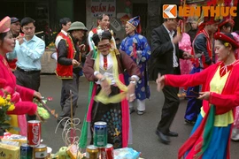 Cụ ông nhảy múa rộn ràng giữa trời mưa