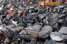 Ngồn ngộn bãi xe sắt vụn giữa Thủ đô