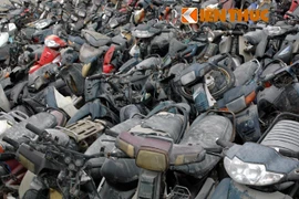 Ngồn ngộn bãi xe sắt vụn giữa Thủ đô