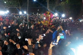 Kiệu khai ấn đền Trần bị ném tiền lẻ như... mưa đá