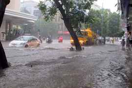 “Say sóng”... vượt biển nước giữa Thủ đô