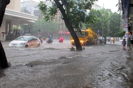 “Say sóng”... vượt biển nước giữa Thủ đô