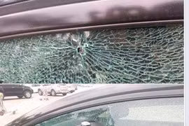 Xôn xao xã hội đen bịt mặt nã súng ô tô trên cao tốc