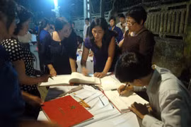 20h30: Tối lên đèn, vẫn kiên trì xếp hàng... viếng Đại tướng