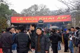 Dòng người tấp nập về khai ấn đền Trần