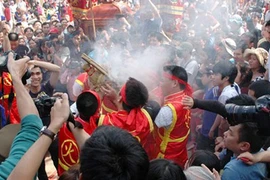 Khai xuân bằng hội thi kéo lửa, đốt rơm, nấu cơm