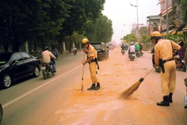 CSGT làm lao công quét rác