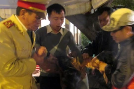 Cô gái 16 tuổi mang thai muốn nhảy cầu Chương Dương tự tử 