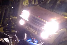 Ô tô “điên” đâm hàng loạt xe máy đang chờ đèn xanh