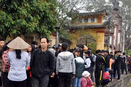 Động cơ trụ trì chùa thu mua gỗ sưa của đình bị dỡ?