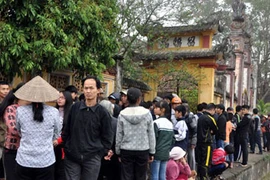 Động cơ trụ trì chùa thu mua gỗ sưa của đình bị dỡ?