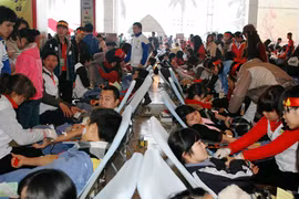 Hàng nghìn người hiến máu ở SVĐ Mỹ Đình