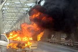 Ô tô cháy trơ khung trên cầu Chương Dương