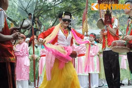 Cụ ông "hóa" nữ vương nhảy múa cầu phúc cho dân ở HN