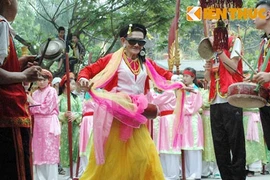 Cụ ông "hóa" nữ vương nhảy múa cầu phúc cho dân ở HN