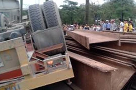 Container chỏng vó lên trời, người dân nháo nhào tìm nạn nhân