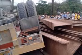 Container chỏng vó lên trời, người dân nháo nhào tìm nạn nhân