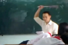 Nữ sinh đau đầu, khó thở vì thầy vụt liên tiếp vào đầu, mặt