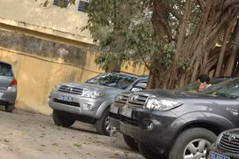 Xe biển xanh “nghênh ngang” trảy hội, gây tắc đường