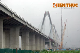 Cầu dây văng Nhật Tân chính thức hợp long