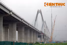 Cầu dây văng Nhật Tân chính thức hợp long