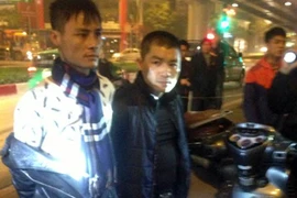 Phê ma túy, mang súng... chạy SH chơi đêm Thủ đô