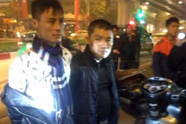 Phê ma túy, mang súng... chạy SH chơi đêm Thủ đô