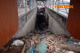Hầm đi bộ tiền tỉ ở Hà Nội thành... bãi rác, thối um