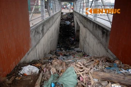 Hầm đi bộ tiền tỉ ở Hà Nội thành... bãi rác, thối um