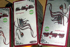 Phá đường dây buôn bán thuốc săn chắc ngực chị em giả