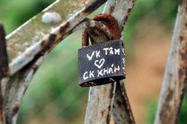 Cầu Long Biên già cỗi bỗng hóa lãng mạn bởi khóa tình nhân