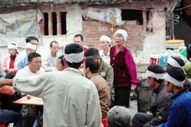 Tang tóc làng nghèo có 5 người chết ở Zone 9