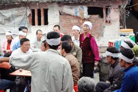 Tang tóc làng nghèo có 5 người chết ở Zone 9