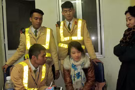 Giữa đêm cô gái trẻ nhảy cầu Chương Dương tự tử 