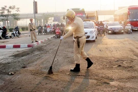 Xem CSGT Thủ đô làm lao công trong giá lạnh 