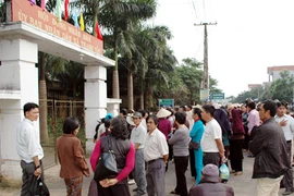 Bị UBND triệu tập vì chữa bệnh bằng hát, bắt tay