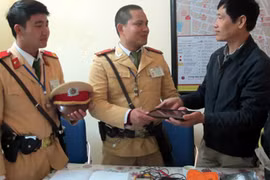 CSGT nhặt được hơn 10 triệu, trả người đánh mất