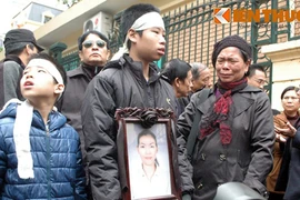 Đến tòa xử Nguyễn Mạnh Tường, mẹ chị Huyền khóc nức nở