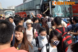 Chen nhau ở bến, có vé vẫn không lên được xe