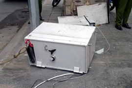 Rút tiền kiểu tội phạm: phá tung máy ATM, kéo theo két sắt